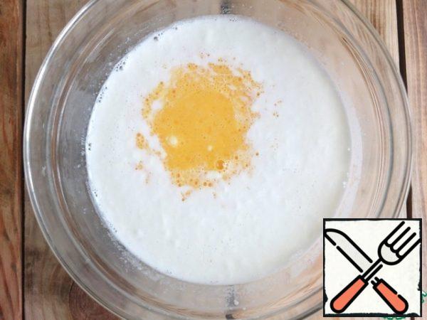 Beat 1 egg lightly and add to the milk with sour cream.
Stir.
