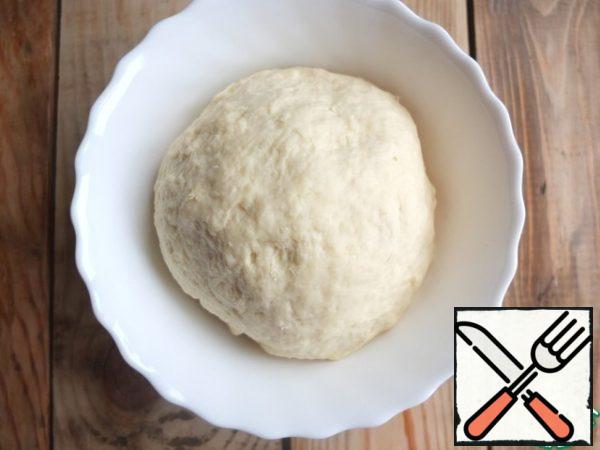 In the oil crumb, enter the liquid part in two steps. Knead a homogeneous dough. If necessary, add flour.
Leave the dough to stand in the refrigerator for 15-20 minutes.
