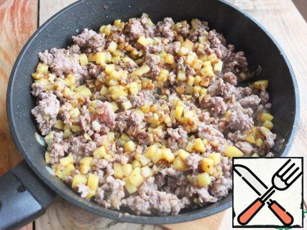 Add the minced meat and fry over high heat, stirring constantly, until half cooked. Add salt and spices to taste.
