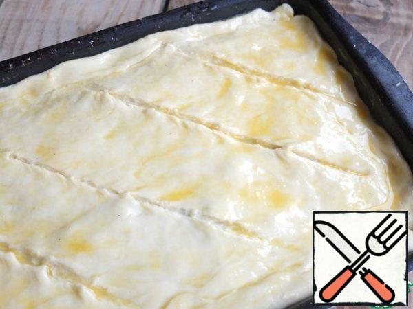 Roll out the second part of the dough and close the cake, gently pinching the edges.
Make shallow incisions (this is not necessary) and brush with lightly beaten egg.