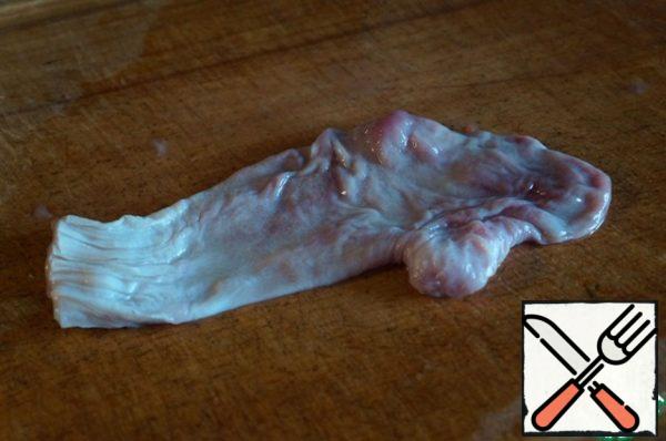 Stomach turn out, rinse. Turning it over, do not be afraid to break it, it is quite "rubbery".
