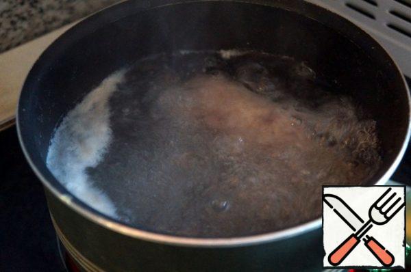 Dip in boiling salted water for 15 minutes. Some people advise to pierce the stomach, I did not do it – it did not burst.
