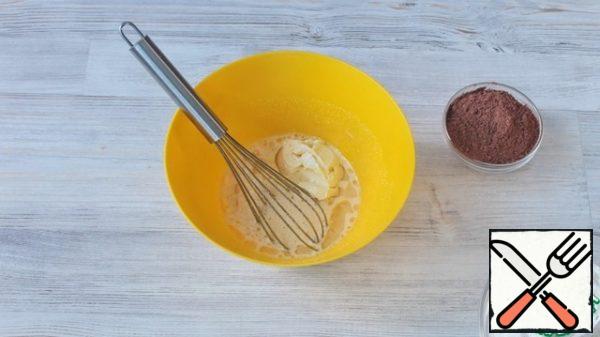Pour yeast, 1 tablespoon of salt and 2 tablespoons of flour into the warm milk. Stir and leave for 30 minutes in a warm place. During this time, a foam cap should form on the milk. If this did not happen, then the yeast is spoiled. You need to start over with a new batch of yeast.
