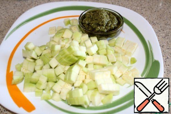 Cut the zucchini into cubes, it's pesto, now it's really enough.
