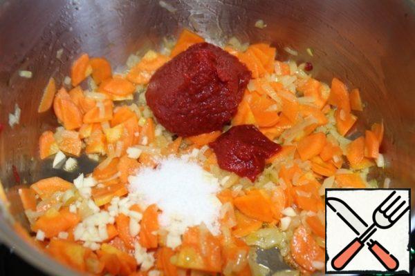 Add garlic, tomato paste and a tablespoon of salt (without a slide), stir and cook, stirring, for 2-3 minutes.
