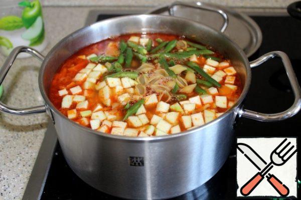 Then I added vegetables (zucchini, green beans) with baked beans and pasta to the pan. And cook until the pasta is ready. Season with salt and pepper.

