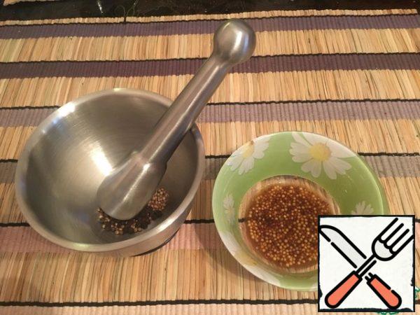 Mix mustard with Worcestershire sauce and grate beef mixture. This time I didn't have Dijon mustard, and I used French.
In a mortar, mash black pepper with peas and coriander seeds. Add salt. Rub the beef from all sides with the resulting mixture.
