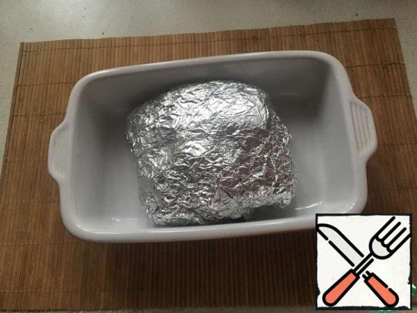 After 12 hours, wrap the pickled meat in a double layer of foil. Place on a baking sheet or baking dish and put in the oven for 8-12 hours at a temperature of 90-100 degrees.
