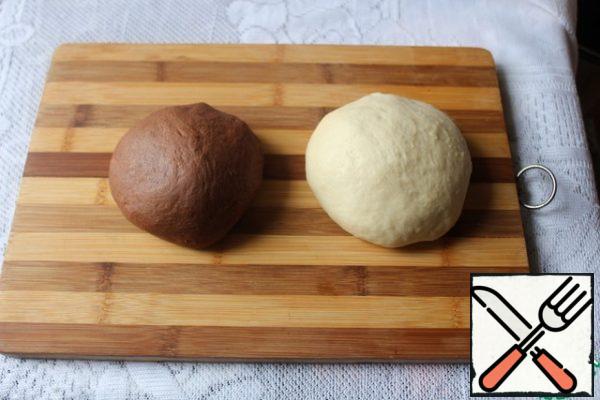 Milk is heated (36-40 degrees).
Add 75 ml of milk, 1 tablespoon of vegetable oil and a pinch of salt to each bowl. Put the egg yolk in one bowl and the white in the other. Knead the dough. Put the dough in a greased bowl with vegetable oil, cover with a towel and put in a warm place until the volume increases by 2 times (for about an hour).