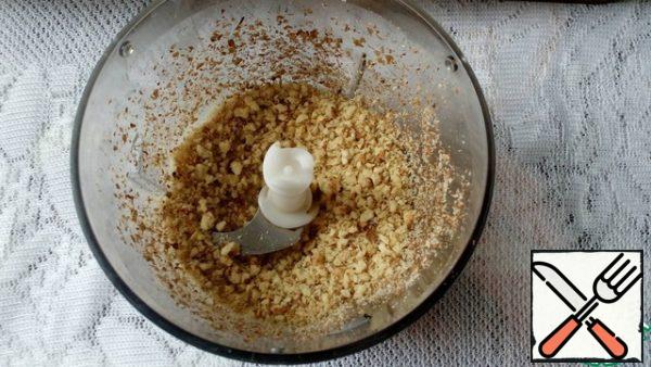 For the filling, steam the raisins and figs, drain the water, chop separately. Nuts are also crushed (not into flour, let the pieces remain).
