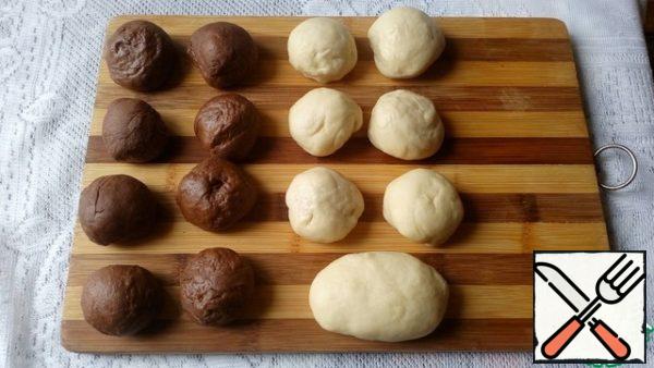 Divide each dough into 8 parts (in the white dough, the 7th and 8th, leave one piece of the 7th part each). We put this double white piece aside.
