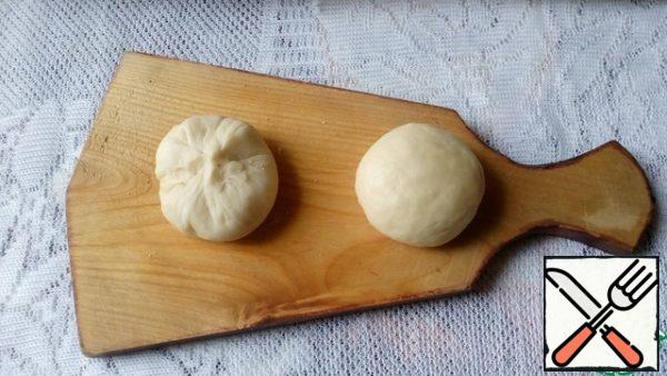 Gather the edges and pinch, form a round bun.
Cover the pieces that do not turn out with a towel or foil so that they do not dry out a little.