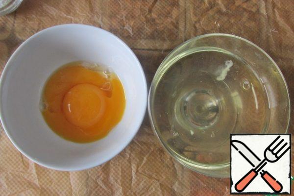 Divide the eggs into whites and yolks.
Wipe off the orange peel.
