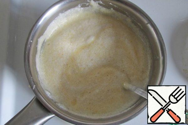 In three steps, enter the egg whites into the hot filling.

