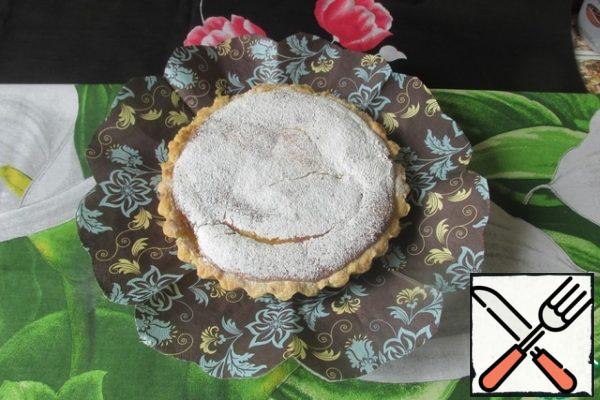 Cool the cake for 10 minutes and remove from the mold.
Leave the cake to cool to a warm state and cover with powdered sugar.
We spread it on a festive dish.