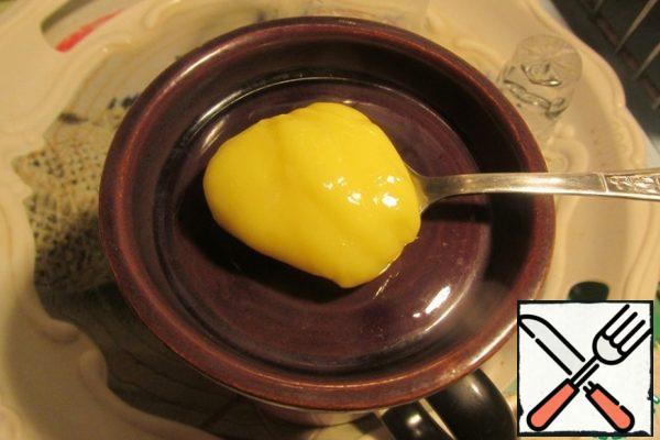It is assumed that the lemon curd is ready. The recipe can be found on the website by request "Lemon Curd".
I will briefly tell you how I cook lemon curd.
Take 2 medium-sized lemons, remove the zest from them and squeeze out the juice. Add the zest to a bowl with 200 grams of sugar and mix thoroughly.
Add 150 g of soft butter and rub. Add 2 eggs, a teaspoon of starch and lemon juice. Stir and put in a water bath. Stirring, cook until thickened, remove from heat, rub through a sieve to get rid of the zest, cool to a warm state, add another 50 g of butter and stir it until completely dissolved. Stored in the refrigerator in a jar with a tight lid.