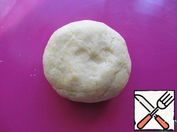 Add 350 g of sifted flour and knead the dough quickly, as the dough can "tighten" from prolonged kneading and the baskets will turn out dense. The dough should be soft, but not liquid, you can add a certain amount of flour to it.

