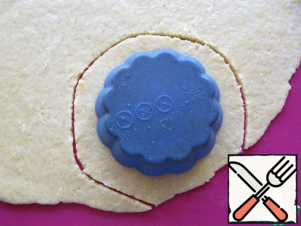 Metal or silicone molds are used for baskets, they do not need to be lubricated. The rolled dough is cut according to the size of the molds, making allowances for the dough at the edges.
