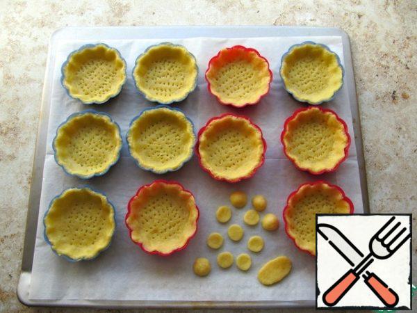 The bottom of the baskets is tightly pricked with a fork so that the dough does not swell when baking. If all the blisters have formed during the baking process, you need to pierce them and squeeze out the air. Send the baking dish to the freezer for at least 30 minutes, but preferably for 1.5 hours, until the dough cools down well and hardens. Alternatively, the dough molds can be left in the freezer for several days and baked as needed.
Bake the baskets in a preheated 215 ° C oven for about 15 minutes until the desired degree of browning. Place the freshly baked baskets directly in the molds on the grill, let cool, then remove from the molds, let cool completely on the grill.
