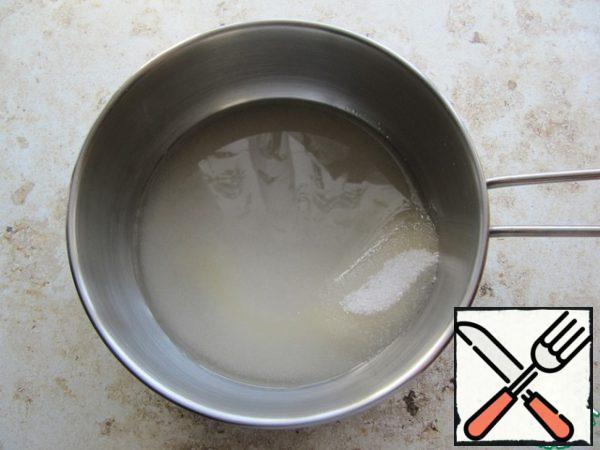 To make custard from egg whites, pour hot water into a clean mold, then pour sugar into it, start heating. The syrup can be prepared just before boiling. As soon as the temperature of the syrup reaches 110 C - add citric acid, then continue to boil the syrup to a temperature of 118-120 C (or for a soft ball test), measure the temperature of the syrup without touching the bottom and walls of the dishes!
