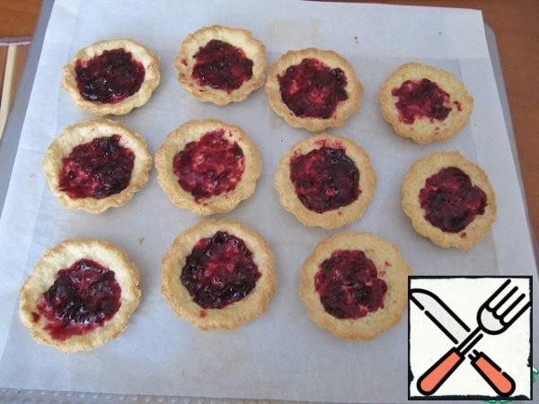 Grease the bottom of the baskets with sour jam.
