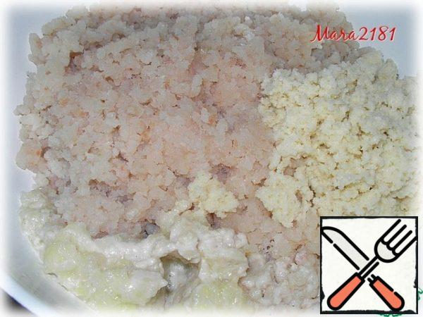 Chop the fish fillet of cod (about 850 g) together with a small piece of lard, 1 head of onion (medium-sized) and bread soaked in milk (30 ml).
