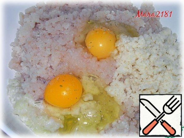 Add 2 eggs, salt, black pepper and suneli to taste. Mix well. If suddenly the filling turns out to be watery, then add a little flour and mix again.
