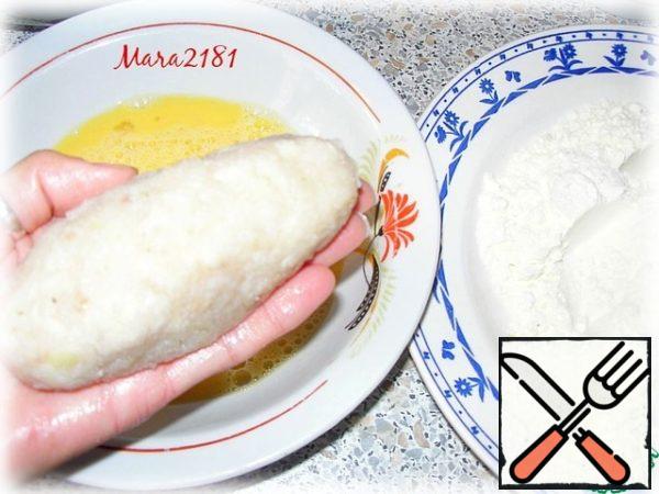 Now you need to prepare 3 containers for breading. Pour flour into the first container, 2 beaten eggs into the second, breadcrumbs into the third. It is convenient to put everything in one row next to the baking sheet. Breadcrumbs should be closest to the pan.
Now, from the prepared minced meat, form a semi-finished product in the form of sausages. They are almost the size of a palm and have a cylindrical shape, unlike cutlets.
The formed sausage is first carefully rolled in flour, then in egg mixture, again rolled in flour and again in egg mixture. Only after that I start to roll sausages in breadcrumbs.
