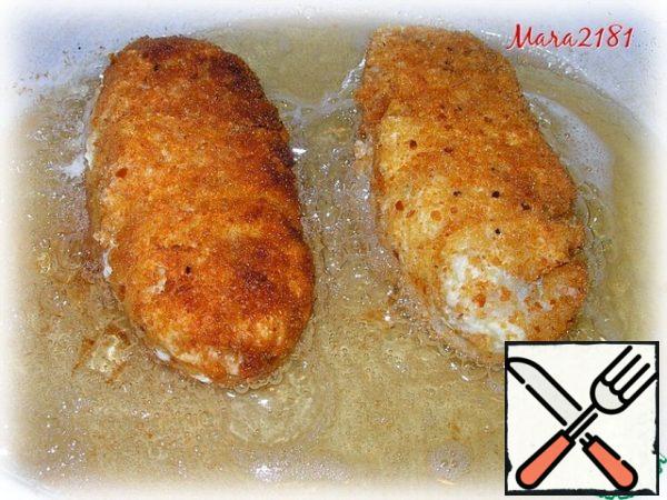 Place the sausages in a well-heated frying pan with plenty of vegetable oil and fry evenly on all sides until golden brown.
