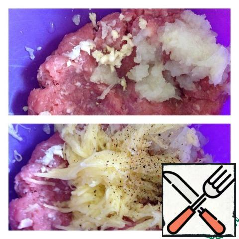 In forcemeat add the grated on a fine grater onions, potatoes and raw garlic. Add spices and knead minced meat.