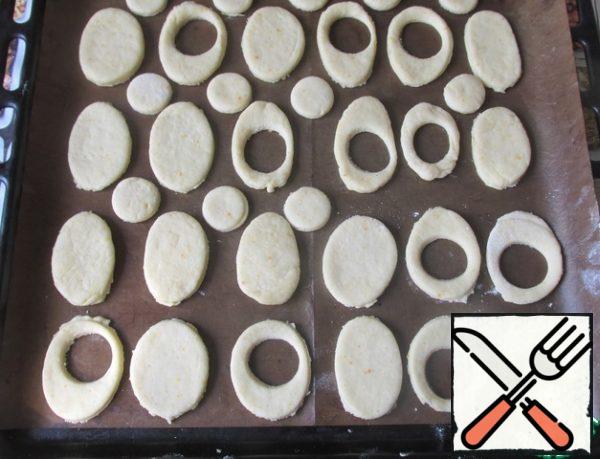 Cut a small circle right on the baking sheet from half of the workpiece
