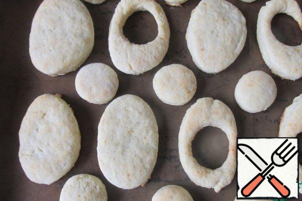 Place the baking sheet in a well-heated oven and bake for 10 minutes (!)
Remove from the oven.
Separately, lay out the entire workpiece and the workpiece with holes.