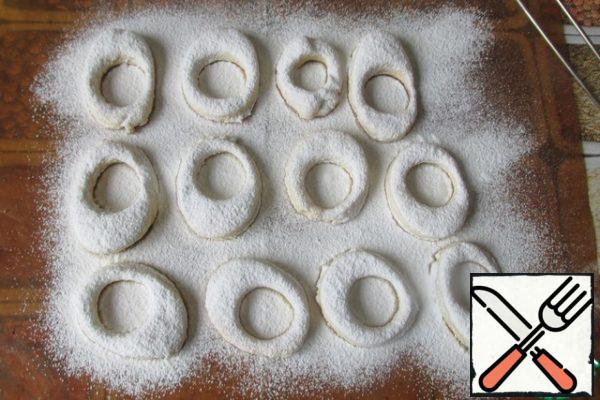 Blanks with holes are abundantly covered with powdered sugar.
