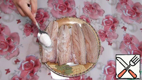 Clean the frozen mackerel, remove the bones and the black film, rinse thoroughly and dry.
Sprinkle with salt and rub each fillet.