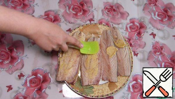 Then sprinkle with sugar. Also rub each fillet.
Now brush with mustard.
