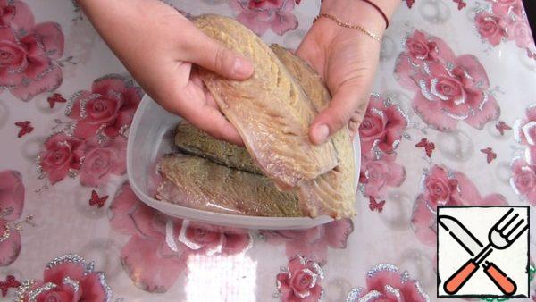 Put the fillets in a bowl, cover with a lid and send them to the refrigerator for a day.
Here's what a fish looks like every other day.

