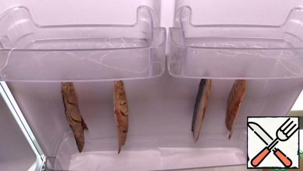 I hang the fish to dry for a day in the refrigerator.
