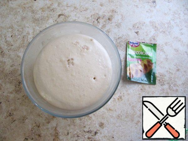 Before cooking, whisk the cream well in the package. heat 100 ml of cream and 50 ml of water to a warm state, 2 tablespoons of sugar; mix 2 tablespoons of flour with a slide with high-speed yeast, combine dry and liquid ingredients, mix until smooth, leave to mature. As soon as the dough starts to fall off, it's ready. To prepare the dough, do not use yeast from opened packs and with an expiring expiration date. For those who use only pressed baker's yeast - this portion will require about - 30 g of yeast (optional).
