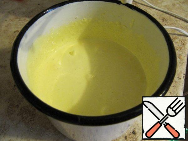 Beat the yolks with the remaining sugar using a white mixer.
