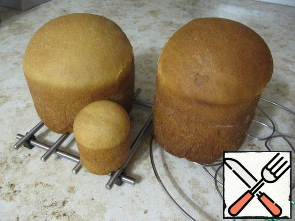 Bake the cakes at an average temperature of 180 C. If the dough is well suited for molds, bake in a preheated oven, if the rise is not quite maximum, put it in a cold oven, preheat to 160 degrees, after 10-15 minutes bring the temperature to 180 C. Bake until ready - try on a dry bar. Bake a cake weighing less than 1 kg for 30 minutes, 1 kg - 45 minutes, 1.5 kg - 1 hour, 2 kg - 1.5 hours.
It is important not to over-dry the cakes so that the crumb is not dry. To make the cakes very browned - cover the tops of the cakes with soaked baking paper or foil. Slightly cool the cakes in the molds and put them to cool on a soft surface, periodically turning the cakes on their side.
