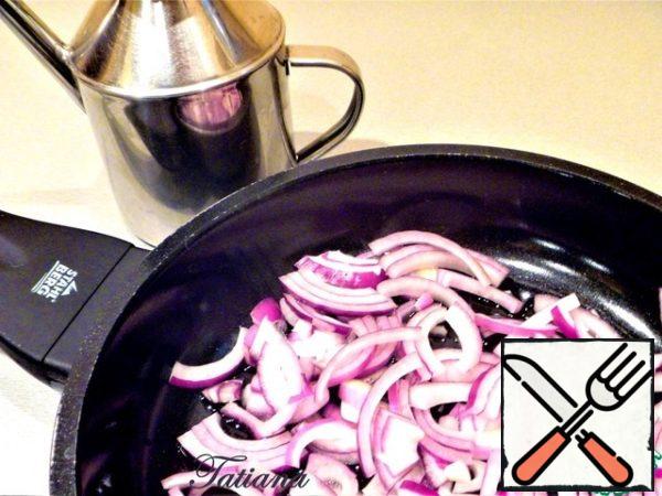 While the pearl barley reaches full readiness, prepare the dressing:
Chop the peeled onion arbitrarily, fry in a small amount of oil (the onion should remain crispy). Fry the onion together with butter, add the pearl barley, cover.
