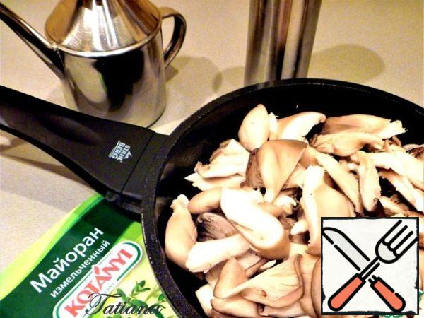 Clean the oyster mushrooms from the remains, quickly rinse in cool water (mushrooms, like a sponge, quickly absorb water), cut off the stalks, chop them coarsely, put them in a frying pan (rinse after the onion), add a little salt. On high heat, evaporate the juice, add a little oil + a tablespoon of dry marjoram, fry the mushrooms until light brown. Just like the onion, add together with the oil to the pearl barley, cover with a lid.
