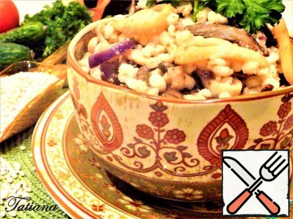 Stir the contents of the saucepan, cover, and let the flavors "make friends" for 20-30 minutes.
Serve the barley porridge hot with fresh vegetables.