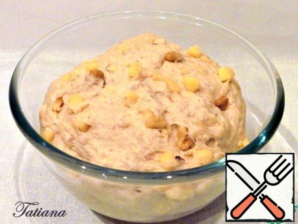 In chilled (up to 40 degrees) water, stir the flour mixture with cheese and nuts, knead the dough for five minutes, adding olive oil (2 tbsp.l.). The finished bread dough turns out smooth, not sticking to the walls of the bowl. Cover the dough form with cling film and put it in a warm place for 1-1.5 hours.
