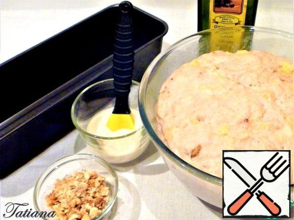 Over time, the bread dough has "grown", knead it by adding the remaining olive oil, stretch (or roll it out on the work surface) into a layer, roll it into a roll, put it in a mold.
