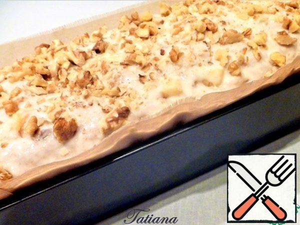 As soon as the bread rises above the edge of the mold, lubricate the top of the dough "for sticking" (1 tbsp flour + 1 tbsp cold boiled water = sour cream density), sprinkle on top (1 tbsp) chopped walnuts.
Preheat to 200 degrees, bake for 45-50 minutes. Remove the finished bread from the mold immediately (so that the bottom does not get wet), let it cool completely on the grill, remove the packaging. Eat bread the next day.
