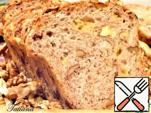 The bread turns out crispy, with a sprinkle of nut crumbs, soft and airy crumb.
Enjoy your meal!!!