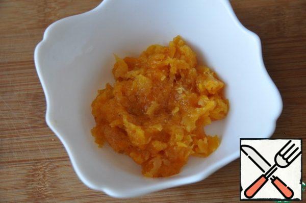 Next, drain the water, chop the dried apricots with a blender or meat grinder.
