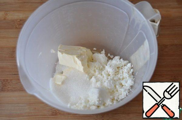 Take soft butter, cottage cheese and sugar. Mix with a mixer.
