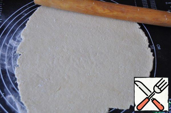 Another way is more accurate cookies. Sprinkle the mat with flour, roll out the dough to a thickness of 3 mm.
